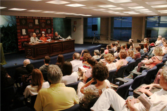 A plateia participou fazendo perguntas